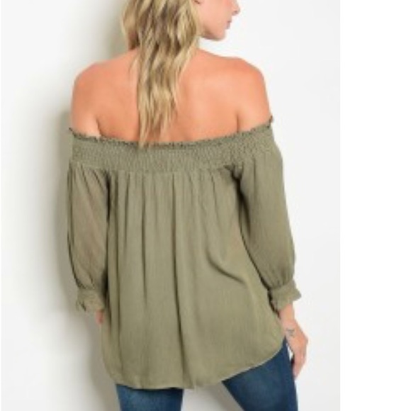 ☕️Beautiful Off the Shoulder Top🌟 - Picture 3 of 3